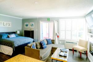un soggiorno con un letto e un divano di Updated Blue Mountain Studio @ North Creek Resort a Blue Mountains Altre 17 foto