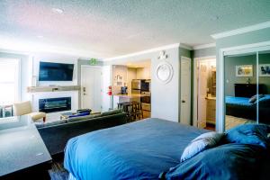 a bedroom with a bed and a living room at Updated Blue Mountain Studio @ North Creek Resort in Blue Mountains