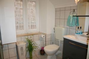 トロギールにあるDragazzo apartmentのトイレ、洗面台、窓のあるバスルーム +36枚の写真
