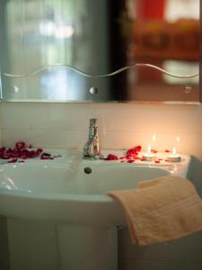 un lavabo con velas y una toalla en Ashiyana Cliff and Beach Resort, en Varkala