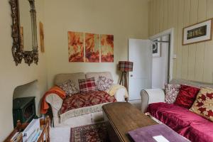 - un salon avec un canapé et une table dans l'établissement HIGH SAINT COTTAGE - Stunning 3 Bed Accommodation located in Ripon, North Yorkshire, à Ripon