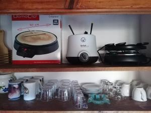 półka z tosterem, garnkiem i patelniami w obiekcie Chalet Le Tyrolien, au coeur du Boréon w mieście Saint-Martin-Vésubie