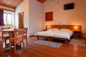 Postel nebo postele na pokoji v ubytování Tourist Farm Škerlj + 37 fotografií