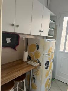 Il comprend une cuisine équipée d'un réfrigérateur et d'une table en bois. dans l'établissement Alex’s home next to Laiko, à Athènes