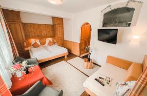 TV a/nebo společenská místnost v ubytování PEOPLE'S Hotel