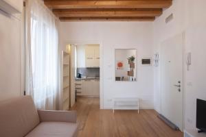 uma sala de estar com um sofá e uma cozinha em Bauhaus Venice Apartment em Veneza