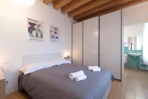 um quarto com uma cama grande com duas toalhas em Bauhaus Venice Apartment em Veneza