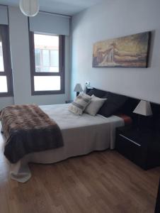 Precioso piso con ducha hidromasaje VUT-LE-726 في أستورغا: غرفة نوم عليها سرير وبطانية