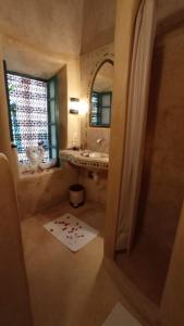 Koupelna v ubytování Riad El Filali