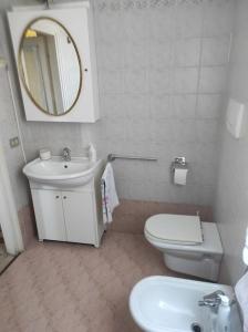 a bathroom with a sink and a toilet and a mirror at Casa Vacanze Bellavista in Lipomo