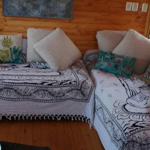 dos camas sentadas una al lado de la otra en una habitación en Casa en el campo Olmue, en Granizo