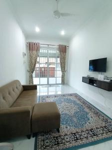 ein Wohnzimmer mit einem Sofa und einem großen Fenster in der Unterkunft Homestay Kemaman Fyna02 di Bukit Kuang in Kampong Kemaman