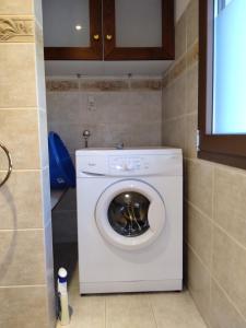 a washer and dryer in a small room at Villa Panorama in Lourdata