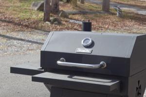 - un barbecue installé sur le côté de la route dans l'établissement Arrow Creek Camp and Cabins, à Gatlinburg
