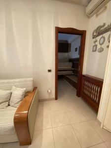 Zimmer mit einem Bett und einer Tür zu einem Schlafzimmer in der Unterkunft CASA LEONARDO in Neapel