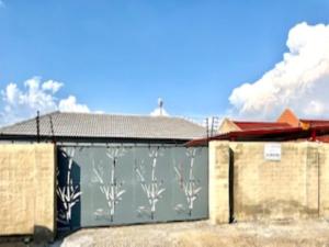 een gebouw met een muurschildering aan de zijkant bij Emba Guest lodge No loadshedding in eMbalenhle