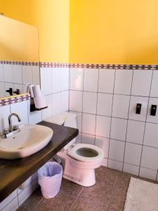 y baño con aseo y lavamanos. en Hostel Hopa Antigua, en Antigua Guatemala