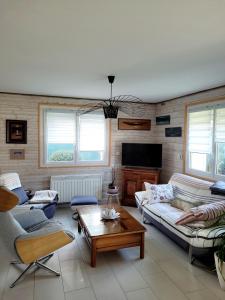 Sala de estar con 2 sofás y mesa de centro en Véritable maison de vacances à 500 m des plages, en Saint-Malo