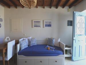 a room with a bed with a blue blanket at In Alto holiday home in Plaka Milos in Plaka Milou
