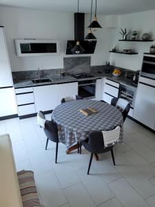 une cuisine avec une table et des chaises. dans l'établissement Véritable maison de vacances à 500 m des plages, à Saint-Malo