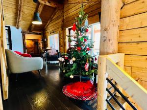 Area soggiorno di Artemis Log Cabin with Spa & Mountain View