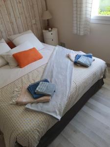 a bedroom with two beds with towels on them at Véritable maison de vacances à 500 m des plages in Saint Malo