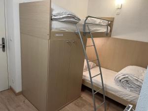 アロスにあるLa foux d allos Superbe appartement 6 couchages ,piscineの二段ベッドの横には梯子が付いています。 +9枚の写真