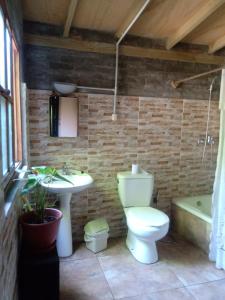 ein Badezimmer mit einem WC, einem Waschbecken und einer Badewanne in der Unterkunft Casa Marindia una cuadra playa in Salinas