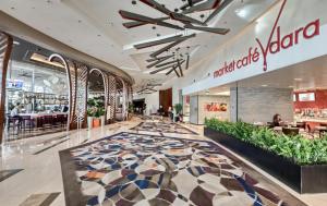 un vestíbulo de un centro comercial con un gran suelo de baldosa en Vdara Studio Suite 011 Pool View FREE VALET Parking, en Las Vegas