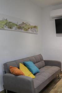 - un canapé gris avec des oreillers colorés dans l'établissement Casa Balneario Cazorla, à Cazorla