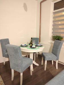 帕莱Janković apartman的一间带桌子和四把椅子的用餐室