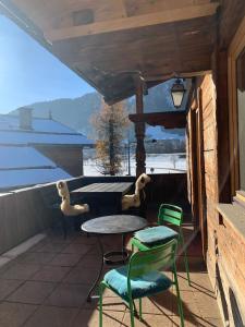 d'une table et de chaises sur un balcon avec vue. dans l'établissement Ferienwohnung Kiem, à Kitzbühel