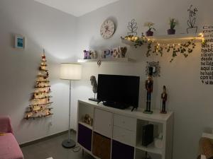 Televízia a/alebo spoločenská miestnosť v ubytovaní Hope's ático-apartamento