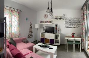 Televízia a/alebo spoločenská miestnosť v ubytovaní Hope's ático-apartamento