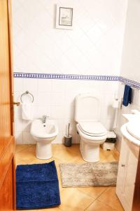 bagno bianco con servizi igienici e lavandino di Beach House Haller ad Aljezur