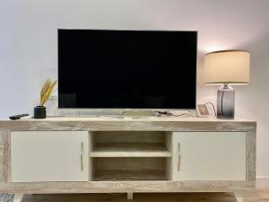 A television and/or entertainment centre at La Latina Market - Apartamento de 2 dormitorios