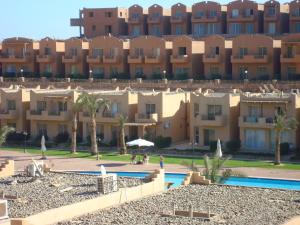 Vistas a un complejo con un edificio en el fondo en Chalet Stella Seaview Resort-Family Only, en Ain Sokhna