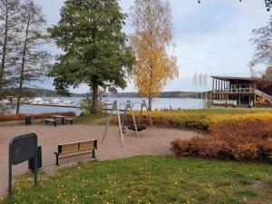 un parc avec une aire de jeux et une balançoire dans l'établissement Saimaa Marina Garden Apartments, à Lappeenranta