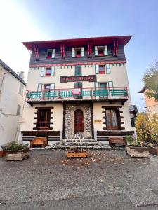 伯伊Chalet Millou Beuil的一座有标志的高楼