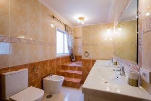 Kopalnica v nastanitvi True Canarian 6 bedrooms villa with hot tub