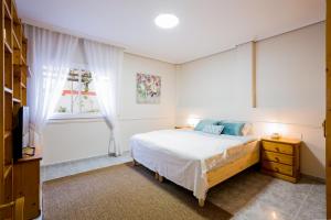 1 dormitorio con cama y ventana en True Canarian 6 bedrooms villa with hot tub, en Callao Salvaje