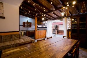 salon z drewnianym stołem i kanapą w obiekcie True Canarian 6 bedrooms villa with hot tub w mieście Callao Salvaje