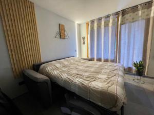 - une chambre avec un lit en face d'une fenêtre dans l'établissement Maison Etoile - Pila n 0042, à Pila