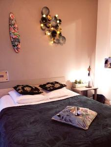 Un dormitorio con una cama y una bandeja. en L'Aixotique, en Aix-les-Bains