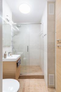 uma casa de banho com um chuveiro e um lavatório. em Verdant Sadyba em Varsóvia