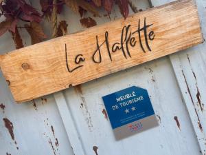 Znak na drzwiach z książką w obiekcie Gîte La Hallette au cœur du vignoble Champenois, classé 2 étoiles w mieście Chouilly