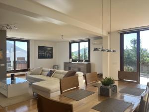 - un salon avec un canapé et une table dans l'établissement Villa Jaira, à La Vegueta