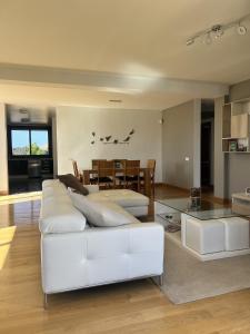 Villa Jaira في La Vegueta: غرفة معيشة مع أريكة بيضاء وطاولة