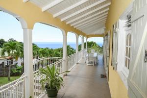 balcón con vistas al océano en Villa D ENNRY, en Pointe-Noire