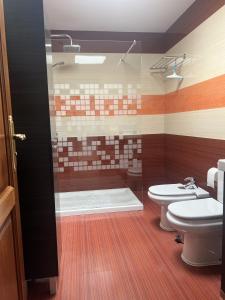 Un baño con dos inodoros y una ducha. en Villa Jaira, en La Vegueta